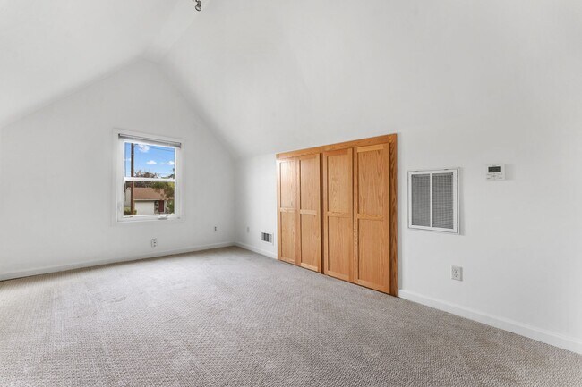 Building Photo - Spacious 6 Bed 2 Bath Home- N Portland Charmer!