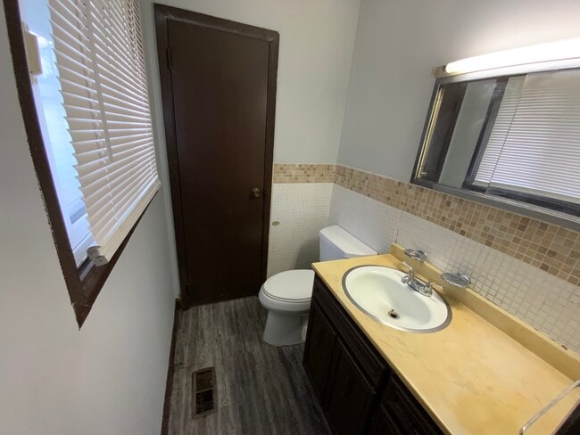 Building Photo - 1001 E Seminary St