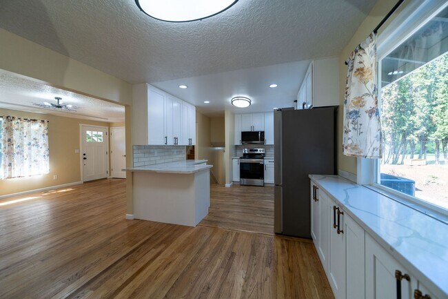 Building Photo - Rare 6 Bedroom Country Ranch Home – Dream Come True!
