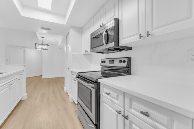 Building Photo - 400 Crestwood Ct N