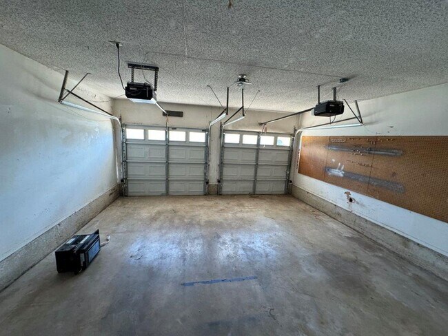 Building Photo - New paint, ready for move in, 3 bed 2 bath, 2 car in south OKC!