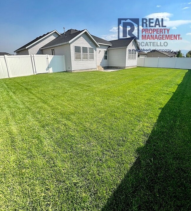 Building Photo - Beautiful 6 Bedroom 3 Bath house - 2 Car Garage - 6 month lease