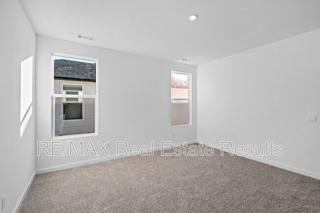 Building Photo - 4670 W Aurora St