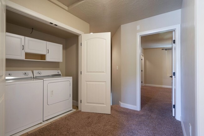 Building Photo - Upgraded 3 Bedroom Townhome in Desirable Southgate Community