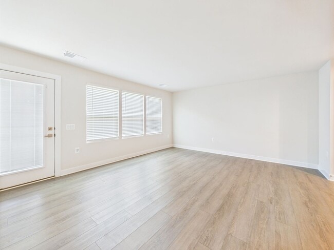 Building Photo - Functional Floorplan, Modern Comfort – Wel...