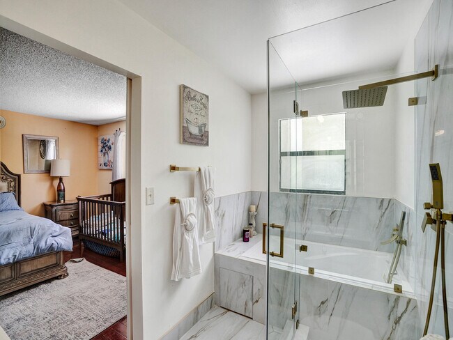 Building Photo - 9610 Dunhill Dr