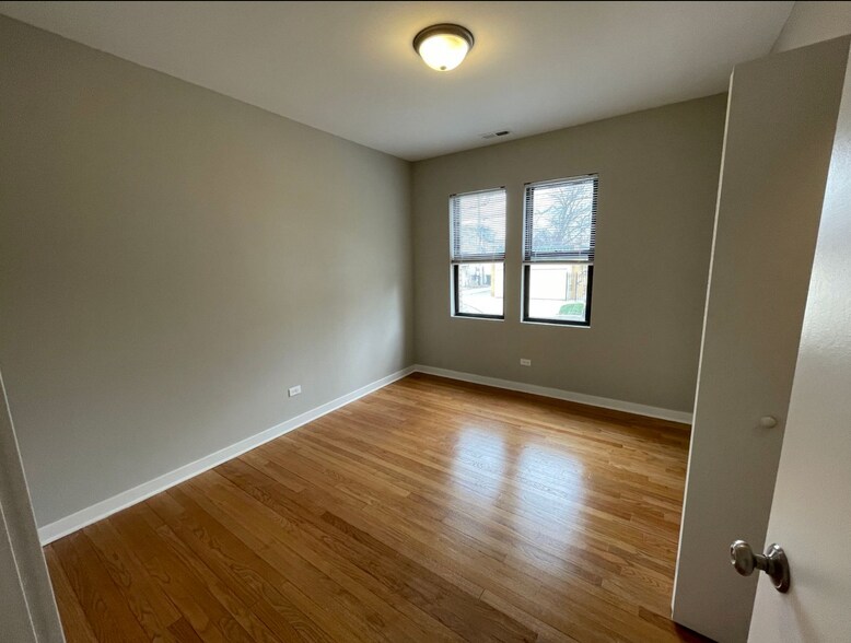 Building Photo - 3225 W Catalpa Ave