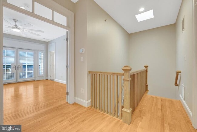 Building Photo - 229 Locust St SE