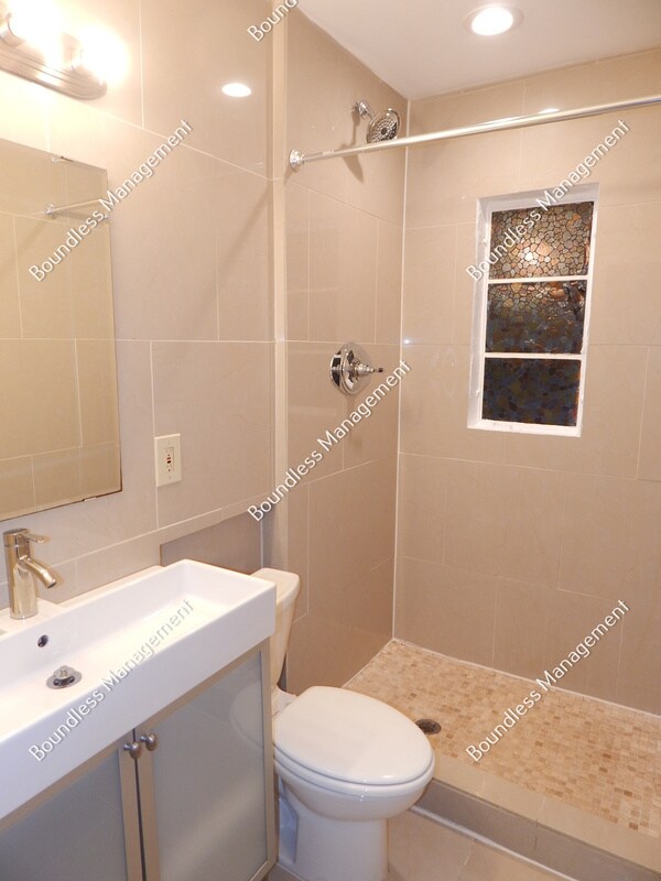 Building Photo - 712 Highland Ave NE