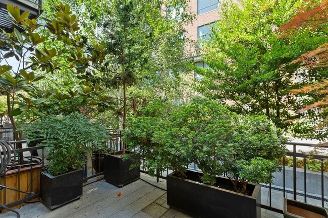 Building Photo - Pearl District Townhome