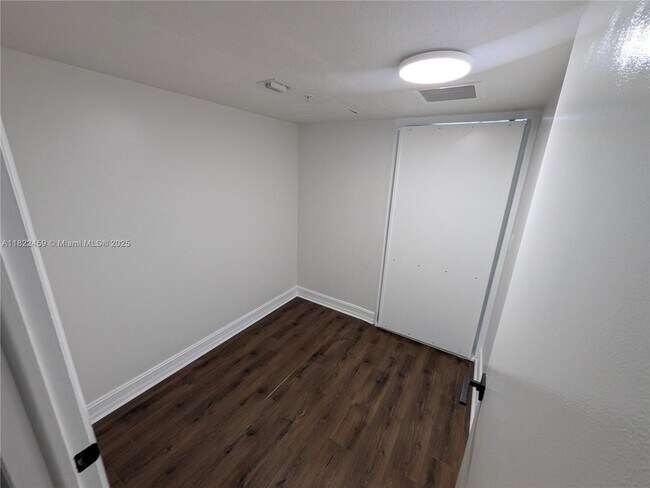 Building Photo - 1800 N Bayshore Dr