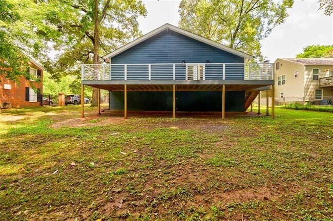 Building Photo - 2749 Memorial Dr SE