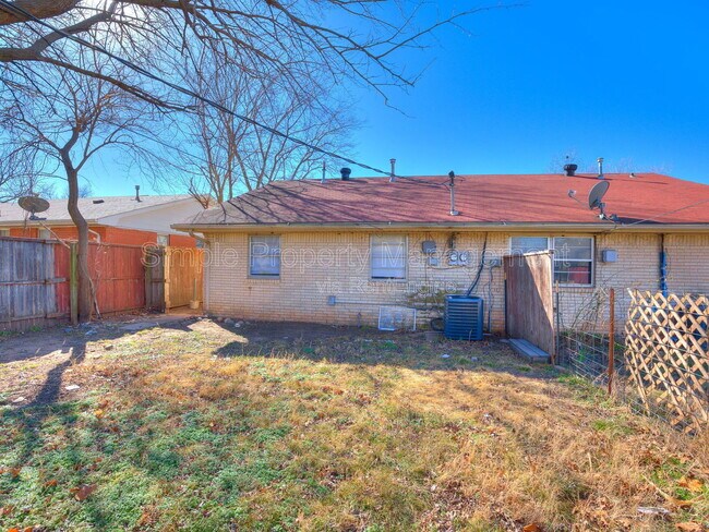 Building Photo - 2207 Donna Dr