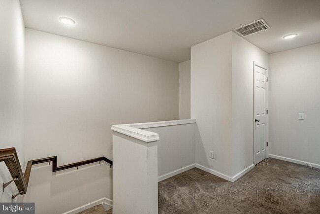 Building Photo - 33 Addison Ln