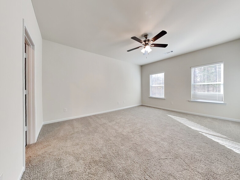 Building Photo - 332 Oliver Dr