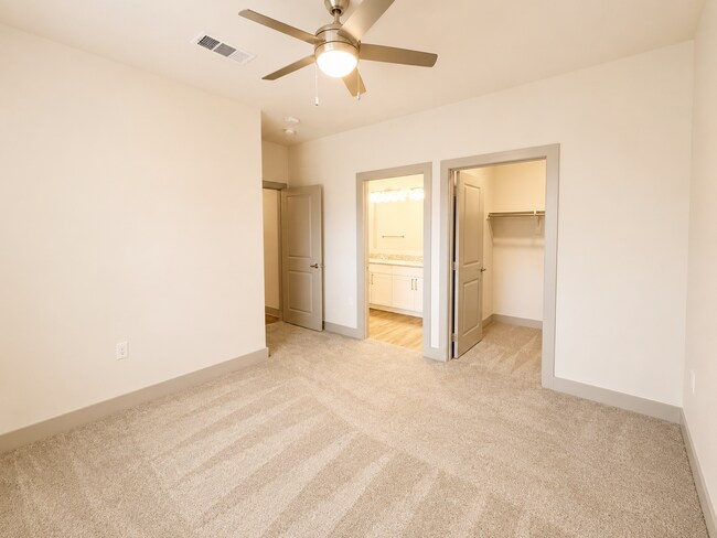Building Photo - 511 E Finley Blvd