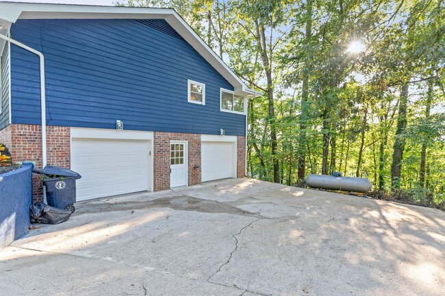 Building Photo - 555 Benson Dr