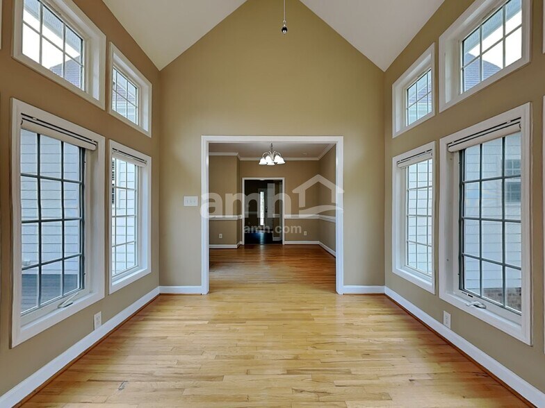 Building Photo - 7904 Willow Croft Dr