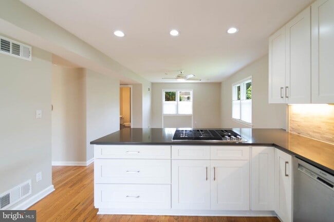 Building Photo - 610 Valley Brook Dr