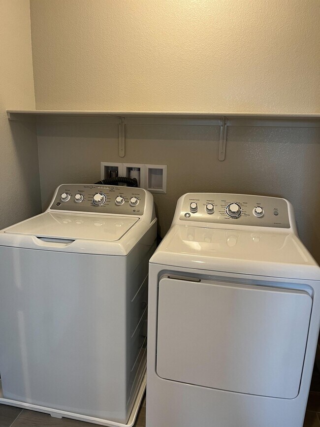 Building Photo - 6575 Dove Pt Pl