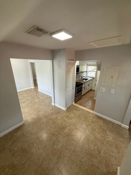 Building Photo - 1410 SW 19th Ter