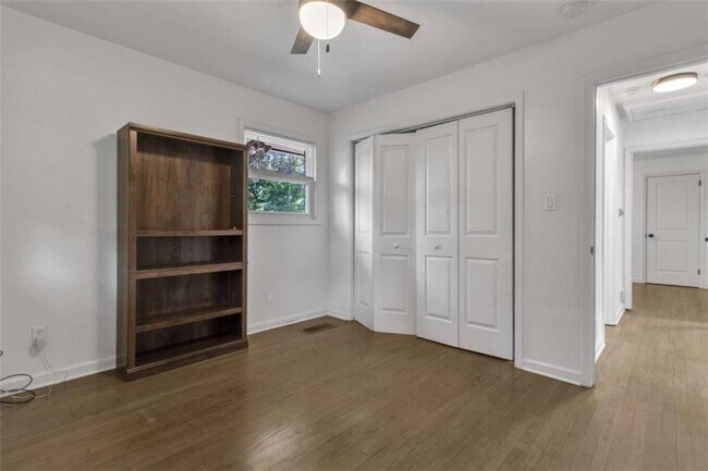 Building Photo - 610 Oriole Dr SE