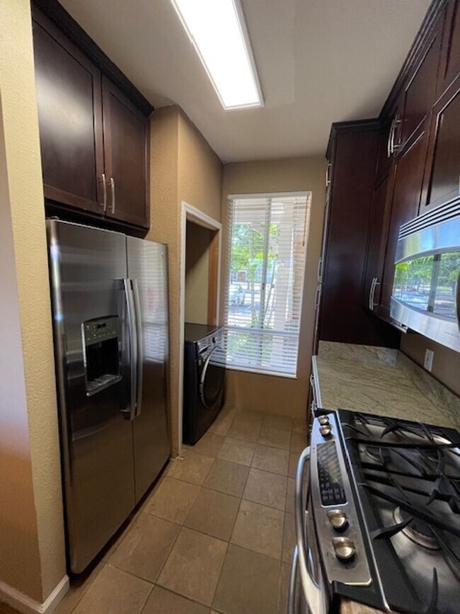 Building Photo - Golf Course Views! Upgraded: 2 bed/ 2 bath...