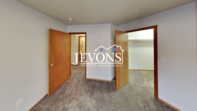 Building Photo - Two-bedroom home with a fully equipped kit...