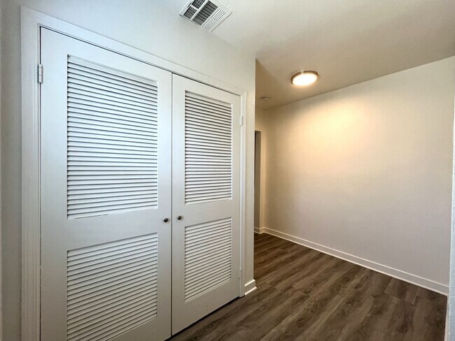 Building Photo - 1629 Kendall Dr
