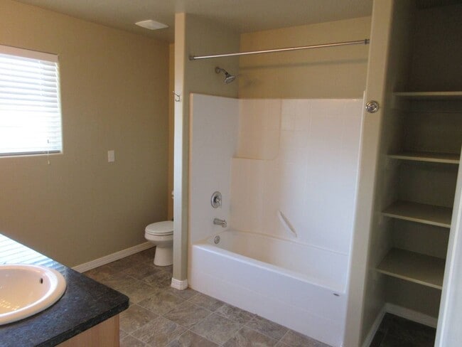 Building Photo - 3 Bedroom, 2.5 Bathroom Twin Home in Gemin...