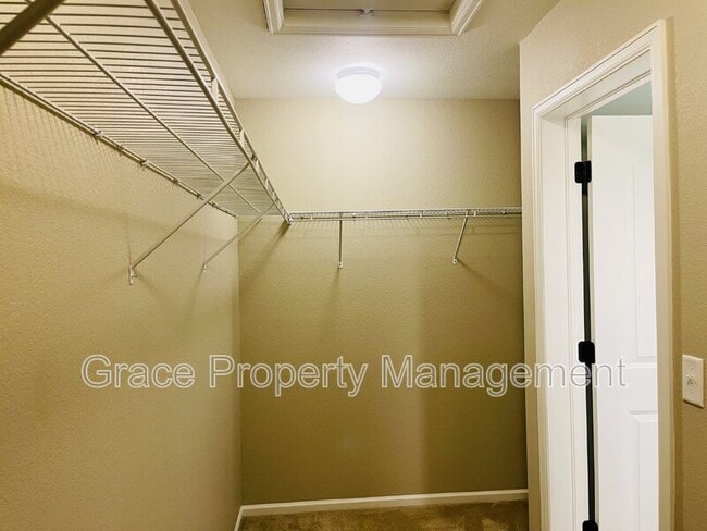 Building Photo - 3341 Hawthorne Ln
