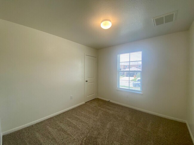 Building Photo - Updated Home in Pioneer Crossing! Available for July!