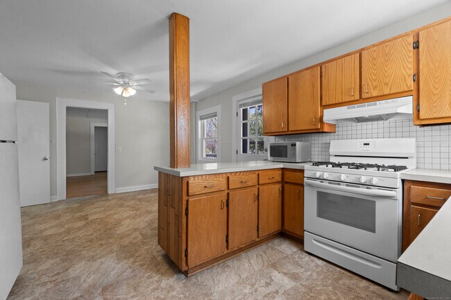 Building Photo - 671 Cornwall Ave