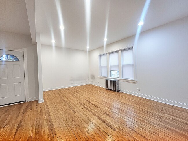 Building Photo - Large 2-bed/2-bath Apartment With Updated Kitchen and Large Living Room