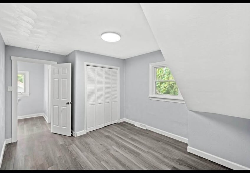 Building Photo - 716 5th Ave