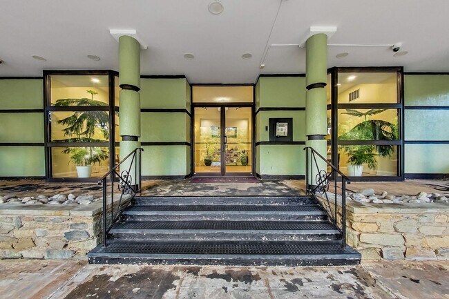 Building Photo - 2BD/1BA Takoma Park Condo in Elevator Building