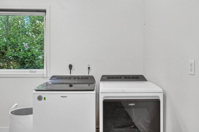 Building Photo - 3625 Woodside Dr