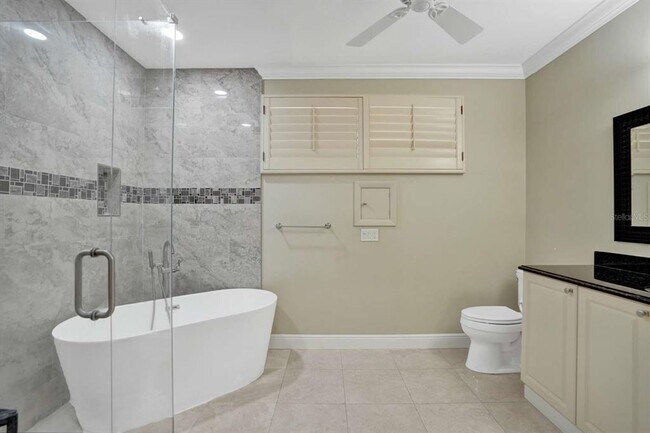 Building Photo - 2527 Lakes Dr