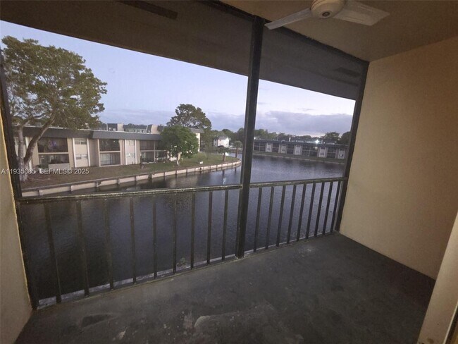 Building Photo - 8020 N Colony Cir