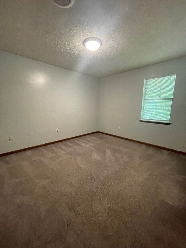 Building Photo - 2 BR 1 BA Eastside Duplex! Available for m...