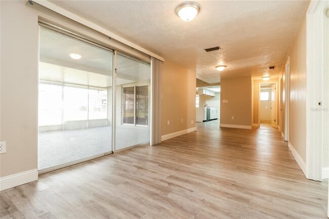 Building Photo - 2105 Sugarbush Dr