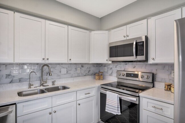 Building Photo - Updated 3-Bed, 2.5-Bath Yorktown Condo with Modern Kitchen, Parking & Community Amenities
