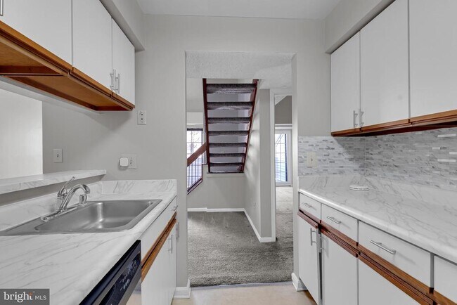 Building Photo - 1639 Carriage House Terrace