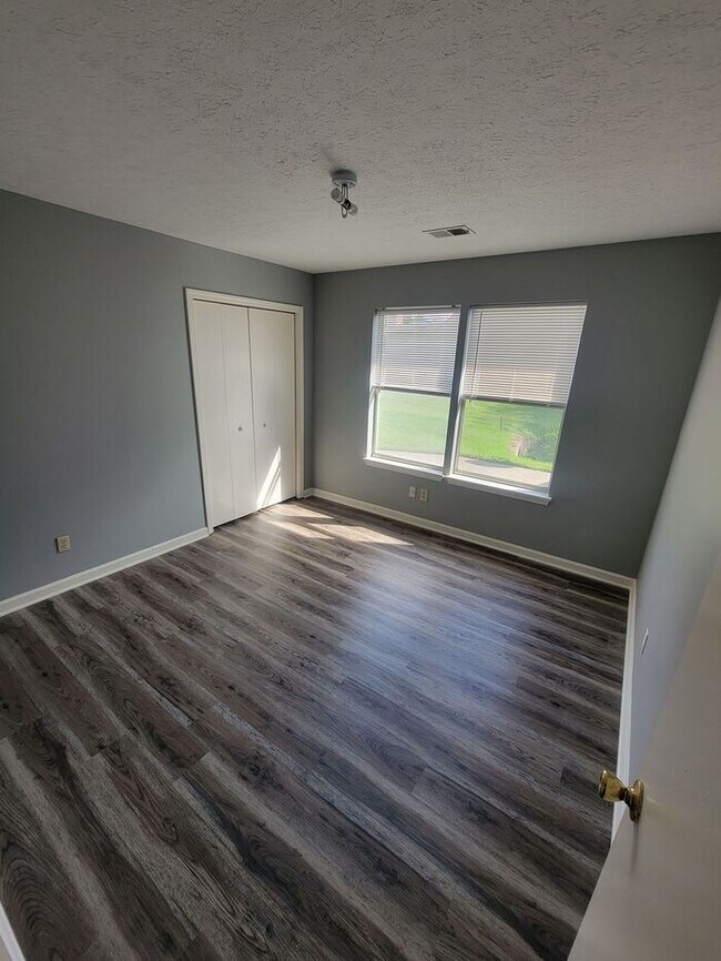 Building Photo - 4 Bed, 2 Bath duplex off of Westport Road