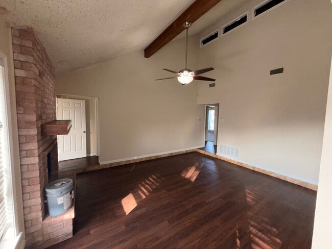 Building Photo - Updated 3/2/2 in Glen Estates