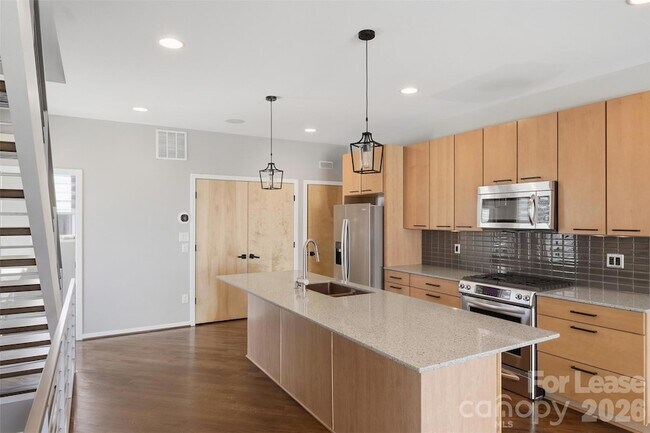 Building Photo - 919 Westbrook Dr