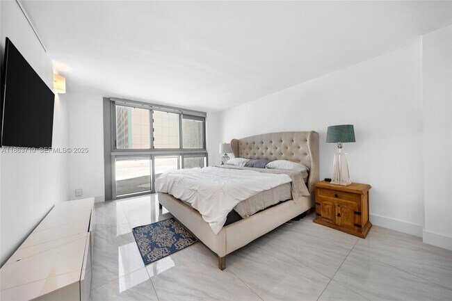 Building Photo - 2655 Collins Ave