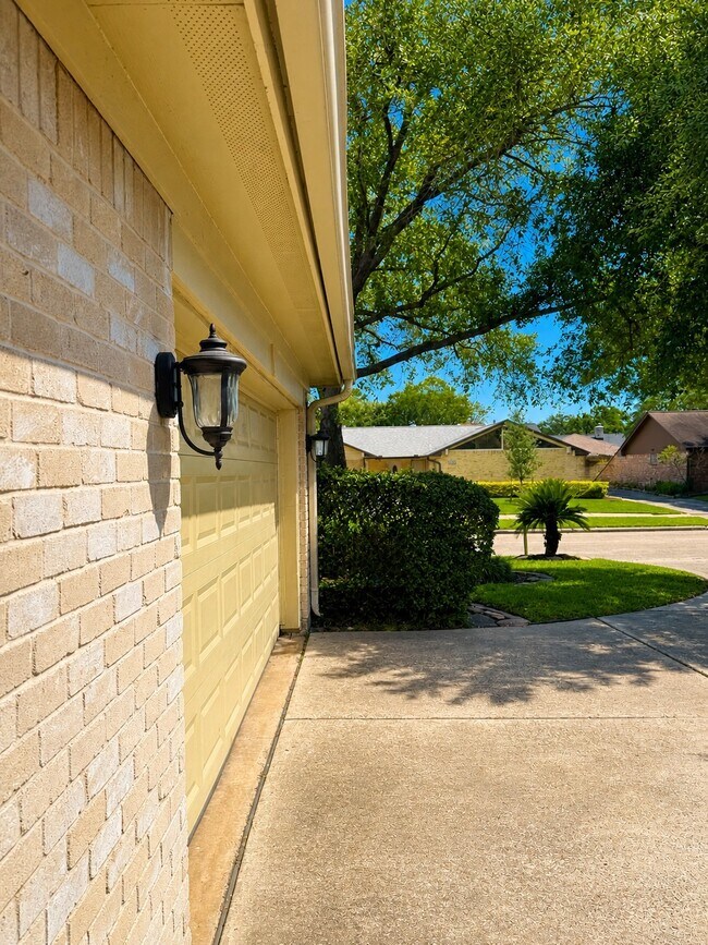 Building Photo - 14906 Brookpoint Dr
