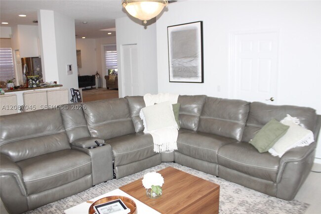 Building Photo - 2568 Jardin Dr