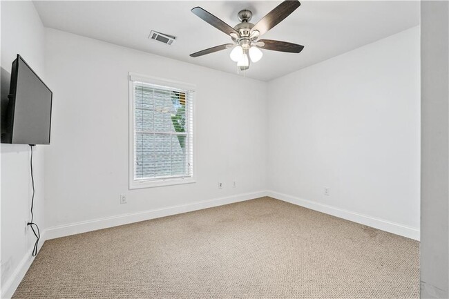 Building Photo - 1578 Lincoln Ave SE